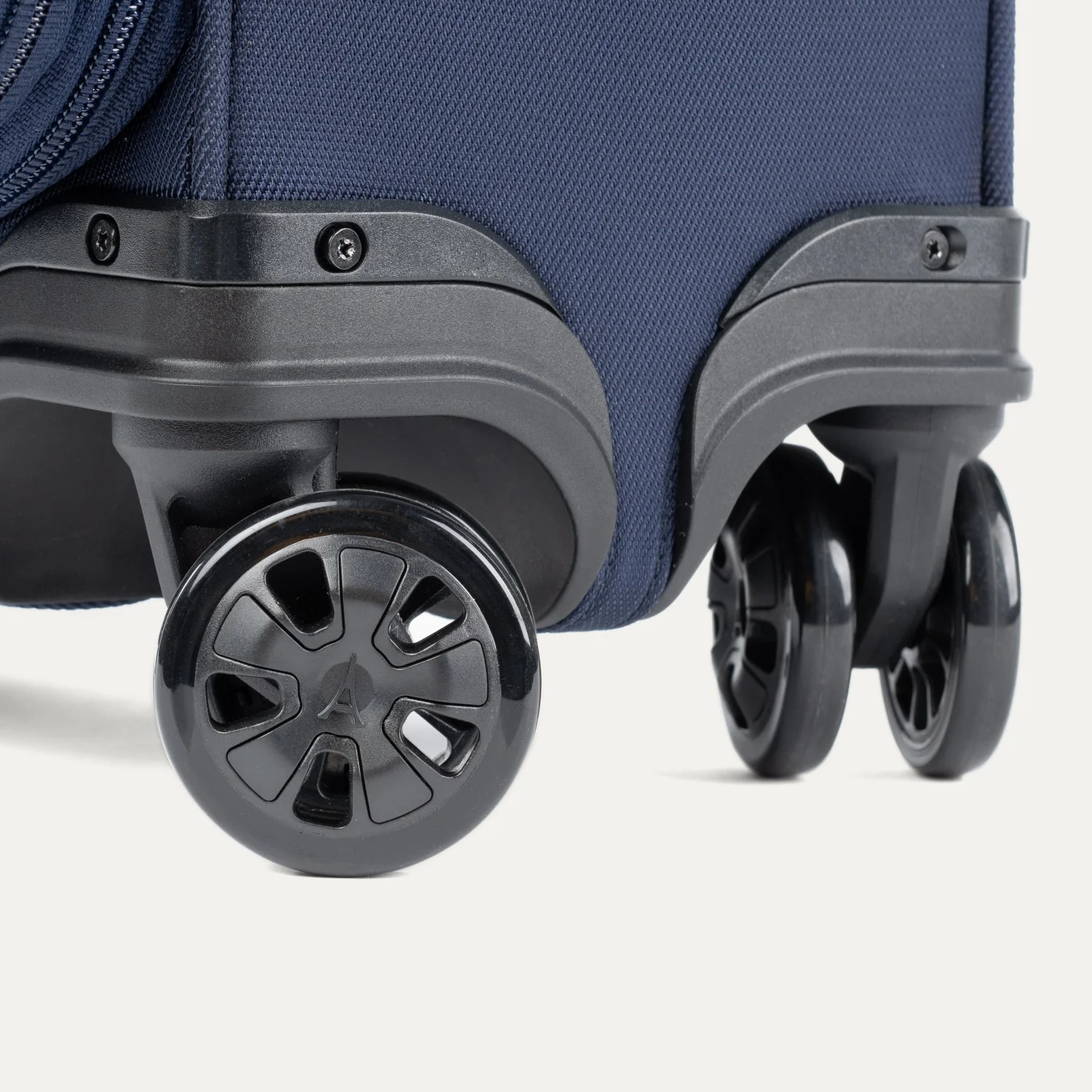 Crew™ Classic Compact Carry-On / Large Check-In Set - Image 9