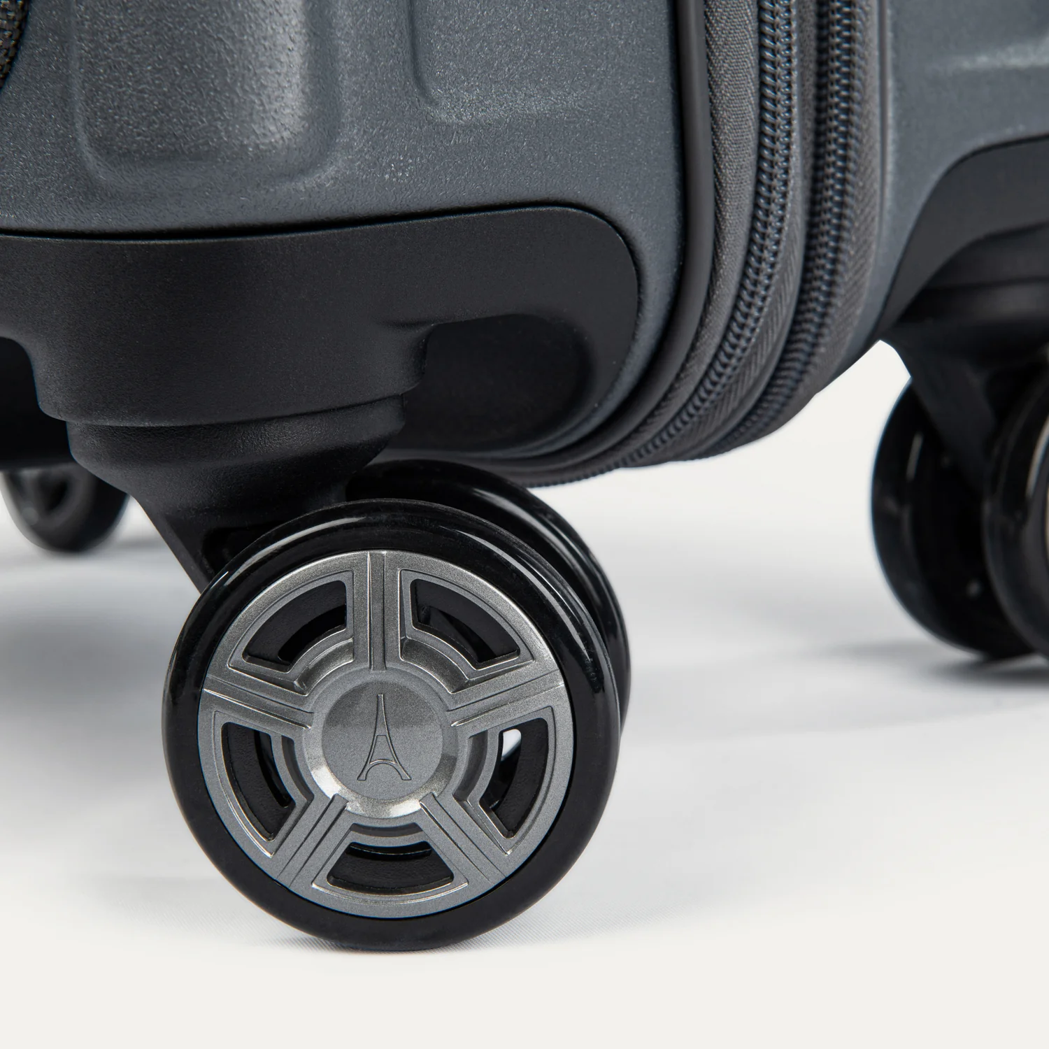 Platinum® Elite Carry-On Business Plus Hardside Spinner - Image 28