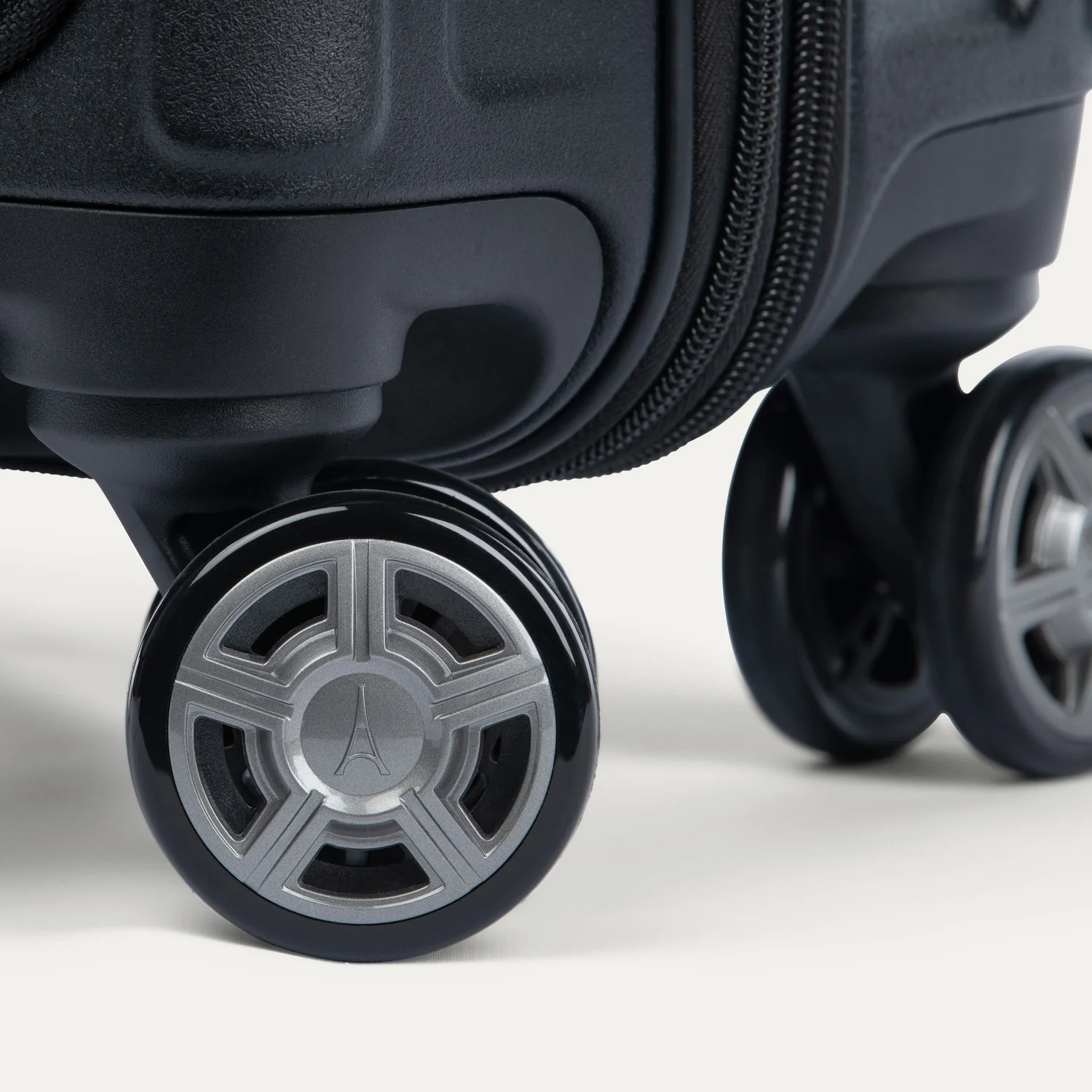 Platinum® Elite Compact Carry-On Business Plus Hardside Spinner - Image 9