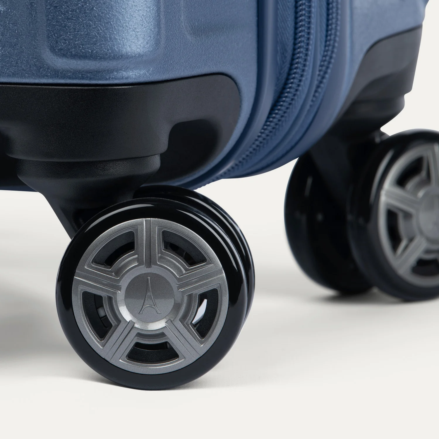 Platinum® Elite Compact Carry-On Hardside Spinner - Image 14