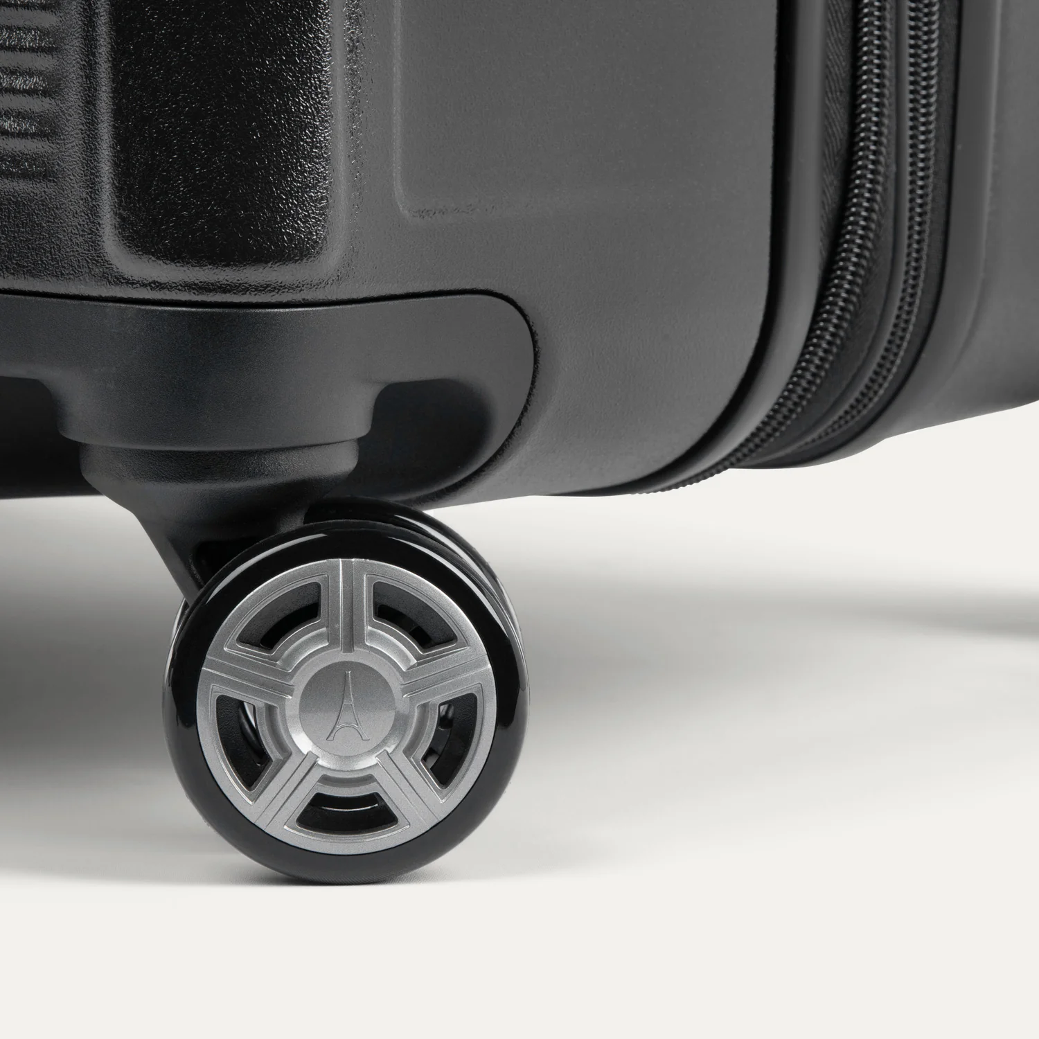 Platinum® Elite Medium Check-In Hardside Spinner - Image 30