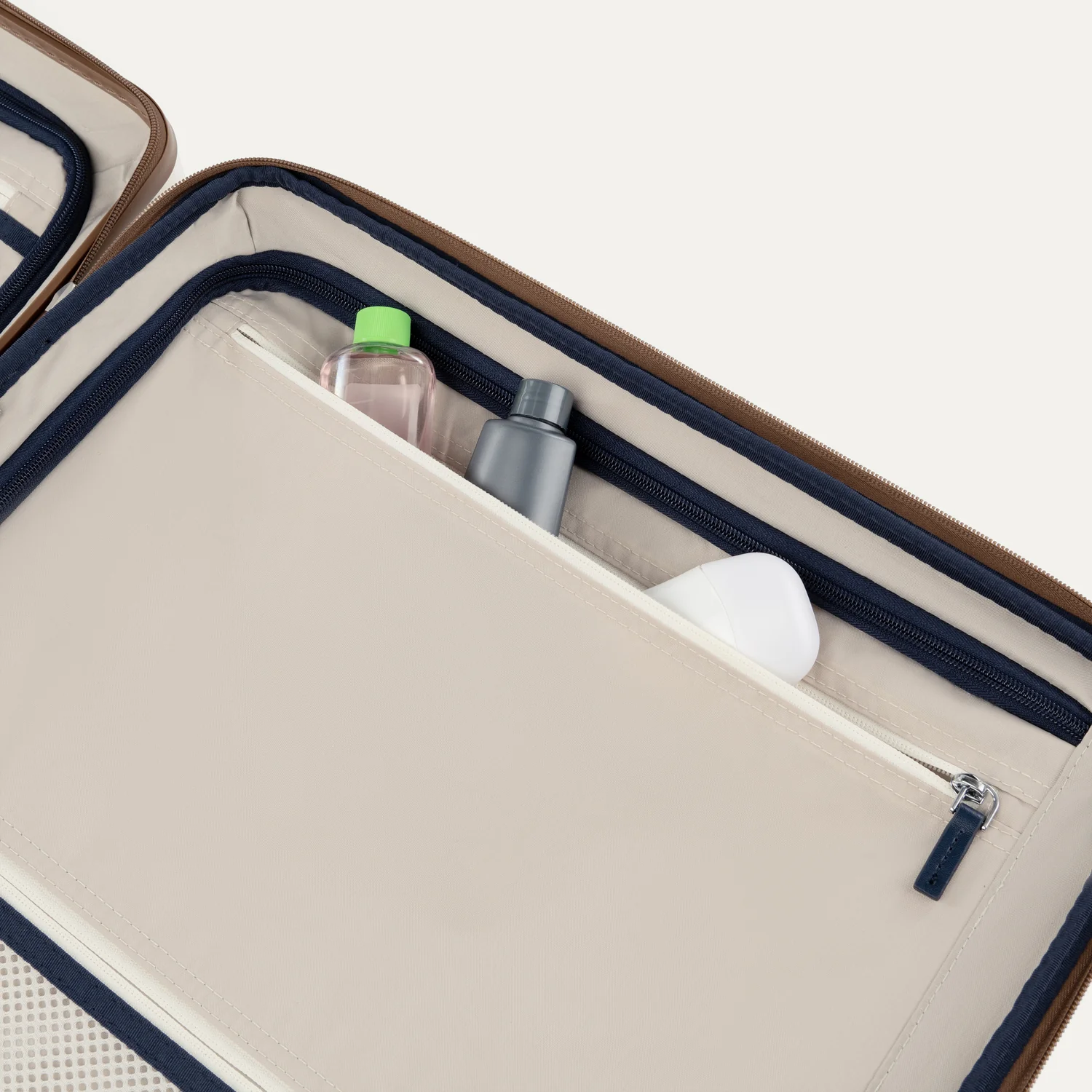 Platinum Elite Weekender Bag / Medium Check-In Hardside Set - Image 4